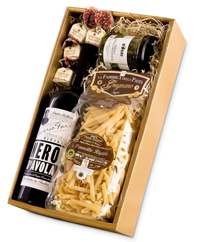 Marke: Passione Italia Geschenkbox I Geschenkset - Romantisches Abendessen zu Zweit (Pasta di Gragnano, Rotwein, Pesto, Tartufi) mit italienischer Feinkost — Wein und Festtafel
