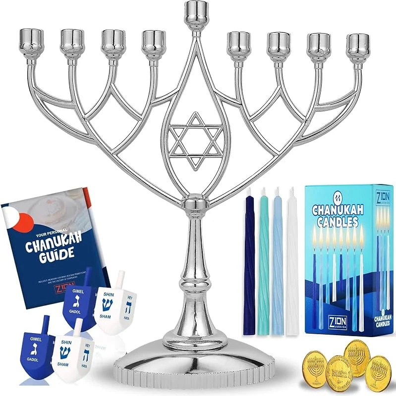Marke: Zion Judaica Ltd Zion Judaica Hanukkah Value Kit, volle Größe massiv Menora 45 farbigen Kerzen komplett Chanukka Dreidel Guide Booklet 6 farbigen Sack von Milch Belgische Hanukkah Münzen für Rückseite von – Allen Essentials in 1 Box — Kerzenlicht Abendessen