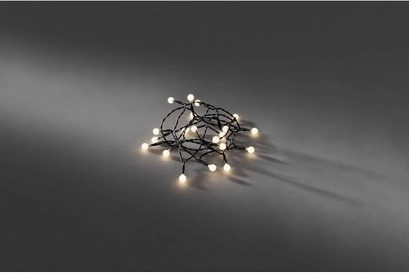 Besuche den Konstsmide-Store Konstsmide LED Globelichterkette, runde Dioden, 6h Timer, 50 warmweiße Dioden, batteriebetrieben, Innen, schwarzes Kabel - 1492-107 — Weihnachtsbeleuchtung