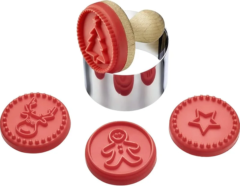 Besuche den Westmark-Store Westmark Keksstempel-Set, Ausstechformen-Set, 6-tlg. mit 4 weihnachtlichen Motiven, Ø ca. 5 cm, Rostfreier Edelstahl, Holz, Silikon, Silber, Hellbraun, Rot, 30352260 — Weihnachtskueche