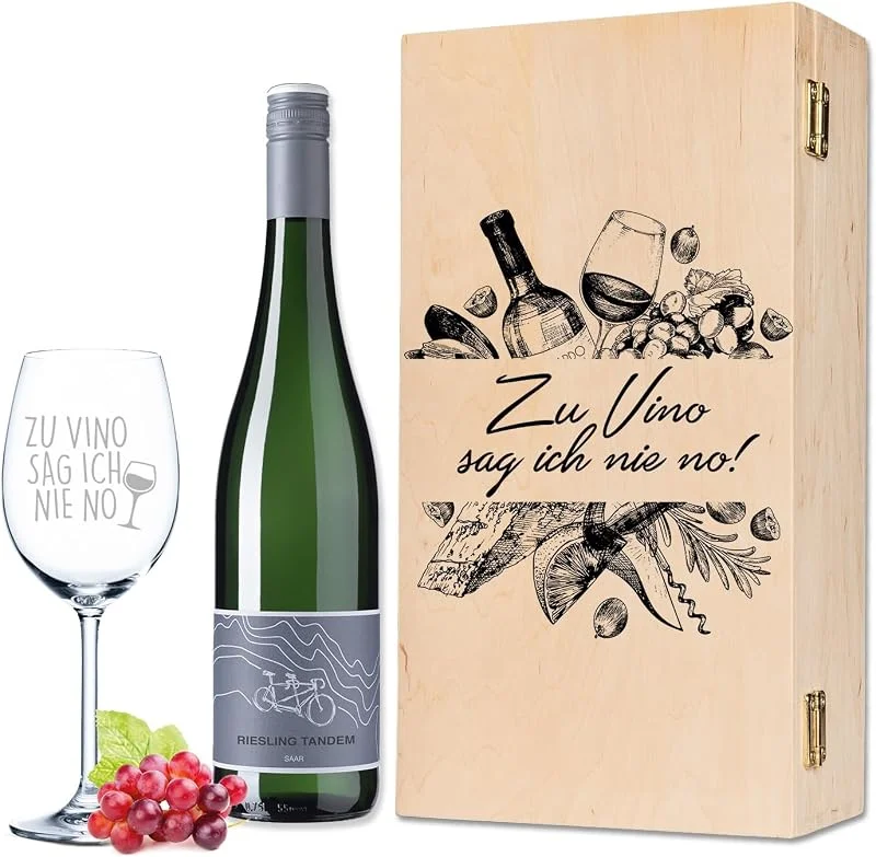 Besuche den GRAVURZEILE-Store GRAVURZEILE Weinglas mit Gravur - Zu Vino sag ich nie no - Witziges Glas mit Spruch - Geschenkset inkl. Holzkiste & Flasche Wein - Geschenke für Sie & Ihn zum Geburtstag oder Weihnachten — Wein und Festtafel