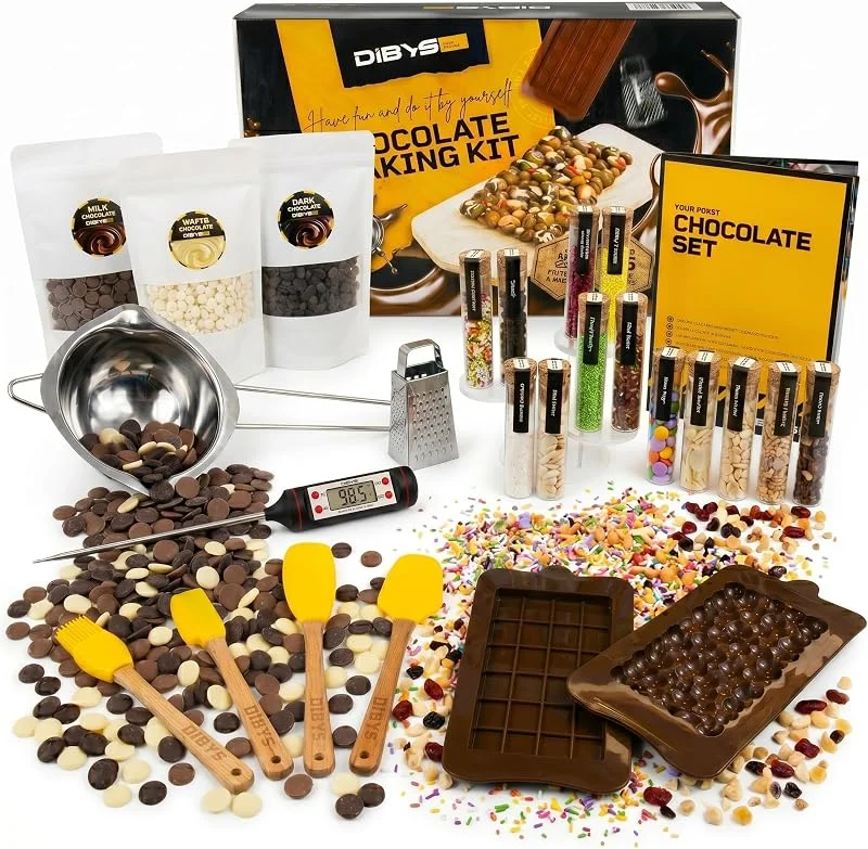 Besuche den DIBYS-Store DIY Set Erwachsene Schokoladen-Set Selber Machen, 450g belgische Schokolade in 3 Sorten + 12 Toppings, Kreativ-Set Geschenk Valentinstag Geburtstag Weihnachten, DIBYS — Geschenkverpackung