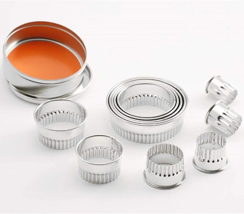 Besuche den Thermohauser-Store thermohauser Ausstecherset (Edelstahl rostfrei), rund, Rand gewellt, 11-tlg., 2, 0 - 8, 5 cm., verpackt in Blech-Aufbewahrungsdose — Weihnachtskueche