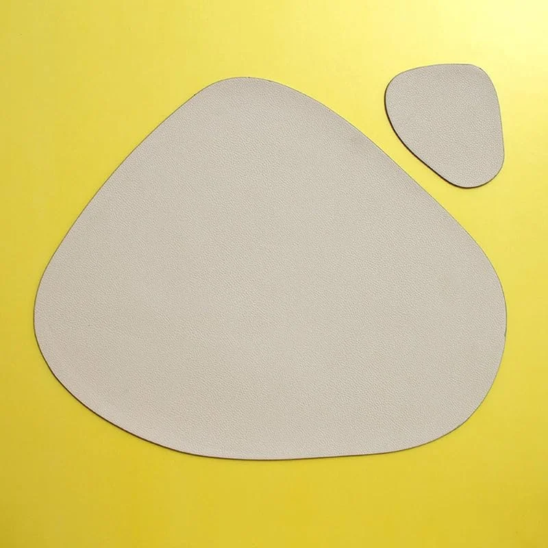 Besuche den Epinki-Store Epinki Weihnachten Tischsets Abwaschbar mit Untersetzer Dreieck, 2Pcs Set 36.8x45CM Platzset Weihnachten Waschbar Einfarbig aus PU Leder, Tischmatten Set Abwaschbar Beige Weiß für Küche — Küche & Haushalt