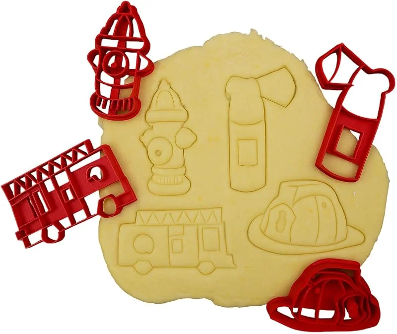 Besuche den 3Dkoupe-Store 3DKOUPE - Ausstechformen Feuerwehrmann – 4 Stück – LKW, Feuerlöscher, Helm, Feuermund – Farbe wählbar — Weihnachtskueche
