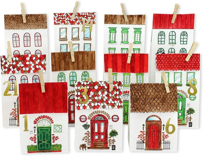 Besuche den Papierdrachen-Store Papierdrachen Adventskalender 2026 Tüten zum Befüllen - Häuser-Motive zum Ausmalen - inkl. Klammern und Zahlenstickern - weißes Kraftpapier - DIY — Advent und Tisch