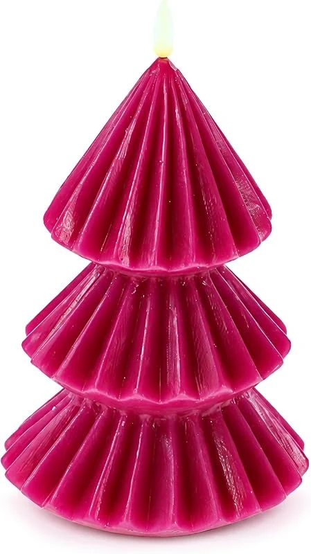 Besuche den Fachhandel Plus-Store LED Kerzen mit Timer - Motiv Tanne, 3D Flamme, batteriebetriebene Weihnachtsdeko, LED Echtwachskerzen in verschiedenen Farben & Größen (Lila Tanne, Mittel 21, 5 x 12, 5 cm) — Kerzenlicht Abendessen