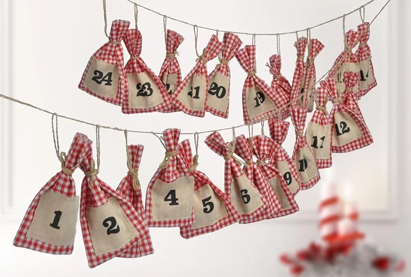 Besuche den Spetebo-Store Adventskalender mit 24 kleinen Säckchen - Länge: 220 cm - Adventskalender zum befüllen, Adventskette zum aufhängen — Advent und Tisch