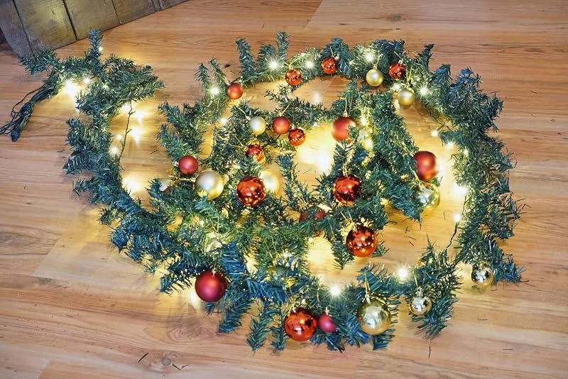 Besuche den Spetebo-Store Weihnachtsgirlande 5m mit 80er LED Lichterkette und Christbaumkugeln — Weihnachtsdeko