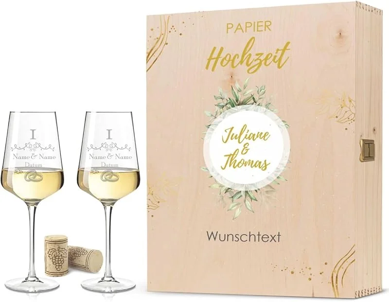 Besuche den GRAVURZEILE-Store GRAVURZEILE Weingläser mit Gravur - Papierhochzeit Design - Personalisiert mit Namen & Datum inkl. Holzkiste - Geschenk zur Hochzeit Verlobung Jahrestag — Wein und Festtafel
