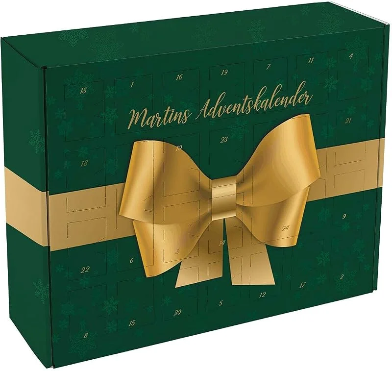 Besuche den Herz & Heim-Store Herz & Heim® Adventskalender zum Befüllen mit großer Schleife als Motiv personalisiert mit Ihrem Wunschtext Grün — Advent und Tisch