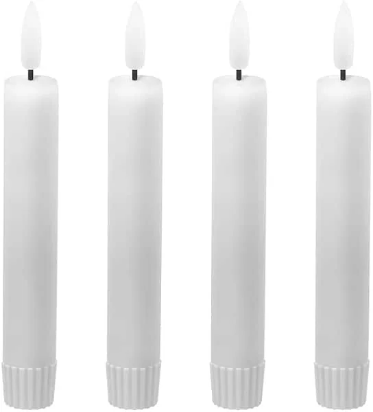 Besuche den LED Universum-Store LED Universum - 2er Set LED Echtwachs Stabkerzen weiß 15cm warmweiß für 1 x AAA Batterie je Kerze (nicht enthalten) Tischdekoration für Hochzeit, Weihnachten, Feste, Partys (weiß 15cm - 4er Set) — Kerzenlicht Abendessen