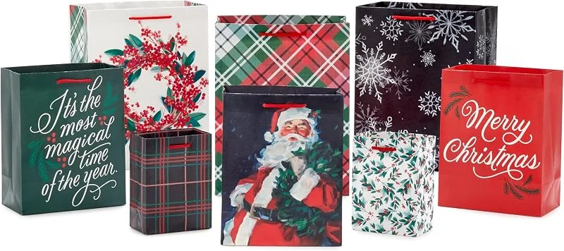 Besuche den Hallmark-Store Hallmark Weihnachtsgeschenktüten-Set (8 Taschen: 2 kleine 12, 7 cm, 3 mittelgroße 20, 3 cm, 3 große 27, 9 cm), klassischer Weihnachtsmann, schwarz und rot kariert, Schneeflocken, Stechpalme — Geschenkverpackung