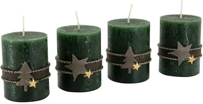 Besuche den Klocke Kerzen-Store Adventskerzen mit Motiven 4er Set - Rustikale Oberfläche - Kerzen, Stumpenkerzen für Weihnachtskranz, Adventskranz - Weihnachten (Jägergrün, Höhe 8 cm, Ø 6 cm) — Advent und Tisch