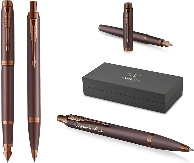 PARKER Schreibset IM Professionals Monochrome Kugelschreiber und Füllfederhalter mit Gravur, Premium Stift, Geschenkbox, blaue Pantrone, personalisiert, Geburtstag (Burgundy) — Geschenkverpackung