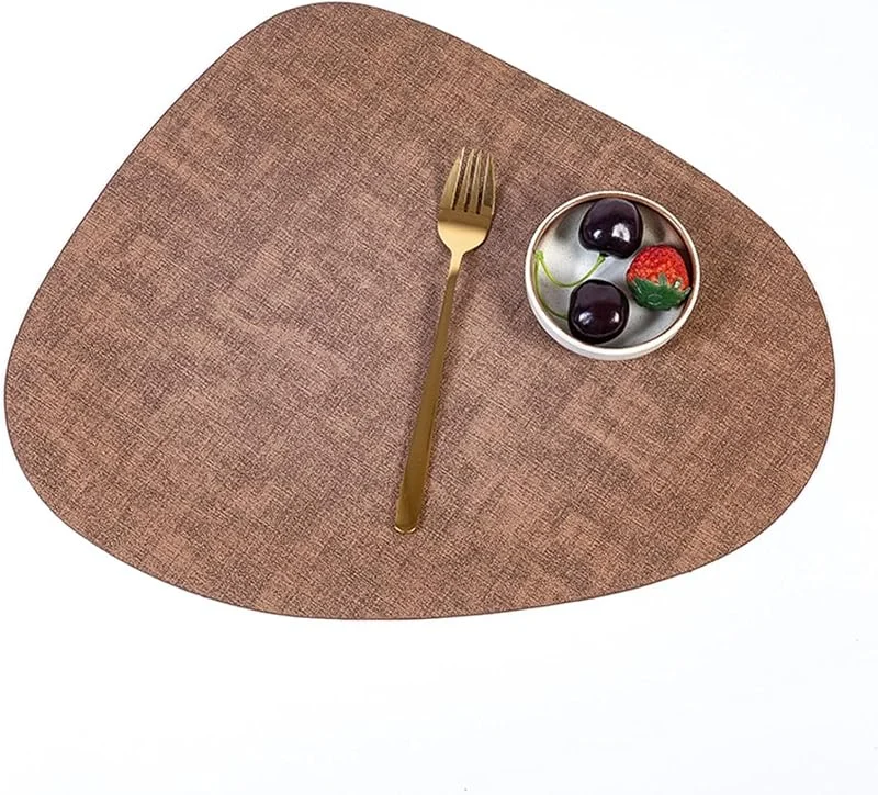 Besuche den Epinki-Store Epinki Tischset Vintage Dreieck, 2er Set PU Leder Weihnachts Platzset Abwaschbar Einfarbig Rindsleder Textur Hitzebeständige, Tischuntersetzer Weihnachten Dunkel Braun für Hotel, 34x42.5CM — Küche & Haushalt