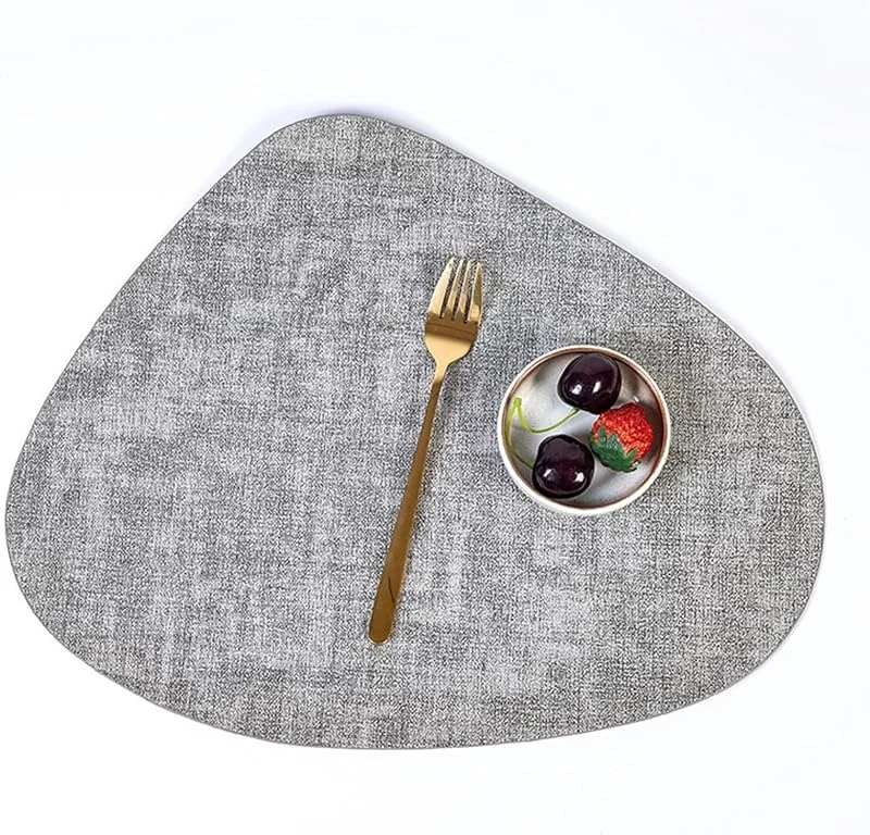 Besuche den Epinki-Store Epinki Weihnachten Tischsets Dreieck, 2Pcs Set 34x42.5CM Platzset Abwaschbar Einfarbig Rindsleder Textur Anti-Rutsch aus PU Leder, Tischmatte Schreibtisch Grau für Küche und Restaurant — Küche & Haushalt